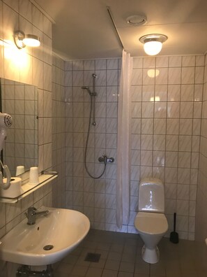 Ducha, secador de pelo, toallas y papel higiénico