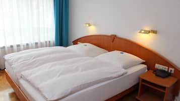 Escrivaninha, quartos à prova de som, Wi-Fi de cortesia, roupa de cama