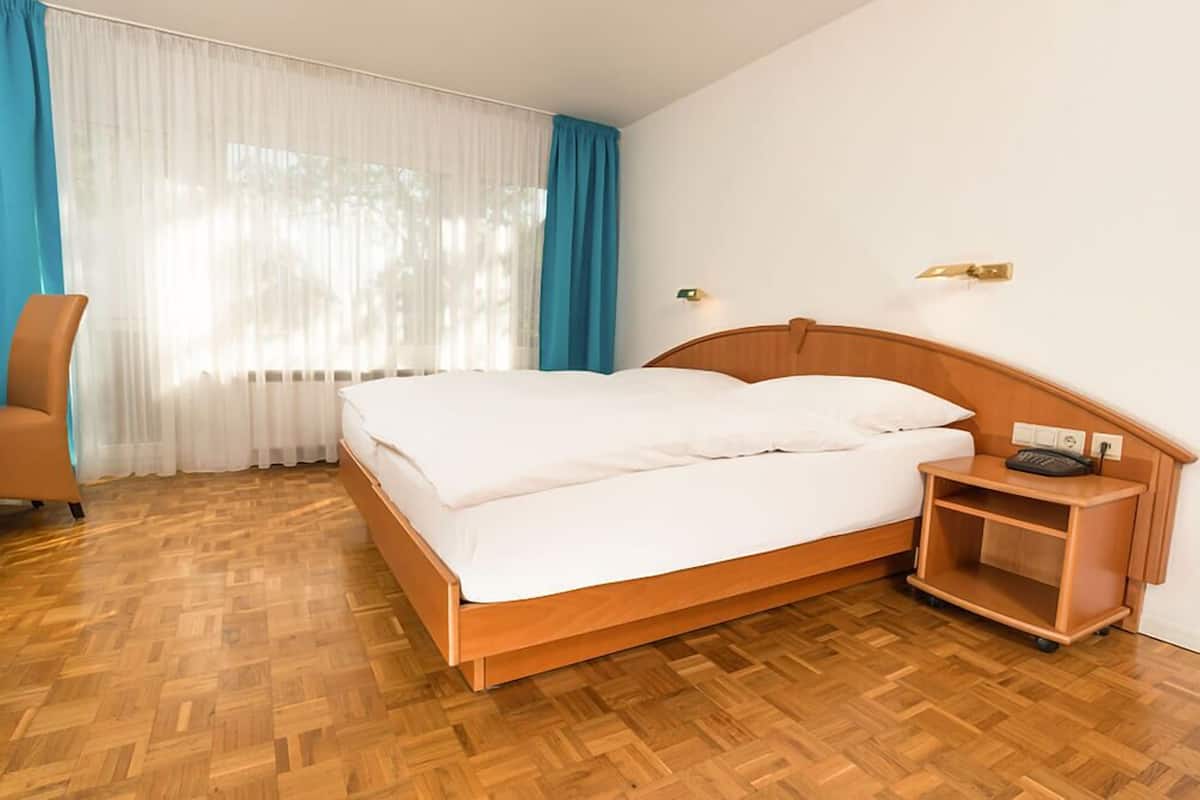 Tweepersoonskamer | Een bureau, geluiddichte muren, gratis wifi, beddengoed