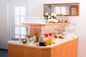 Se ofrece un desayuno bufé (10 EUR por persona)