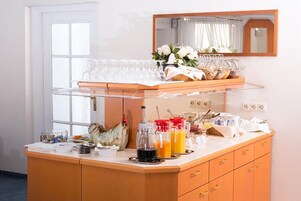 Café da manhã com buffet todos os dias (EUR 10 por pessoa) 