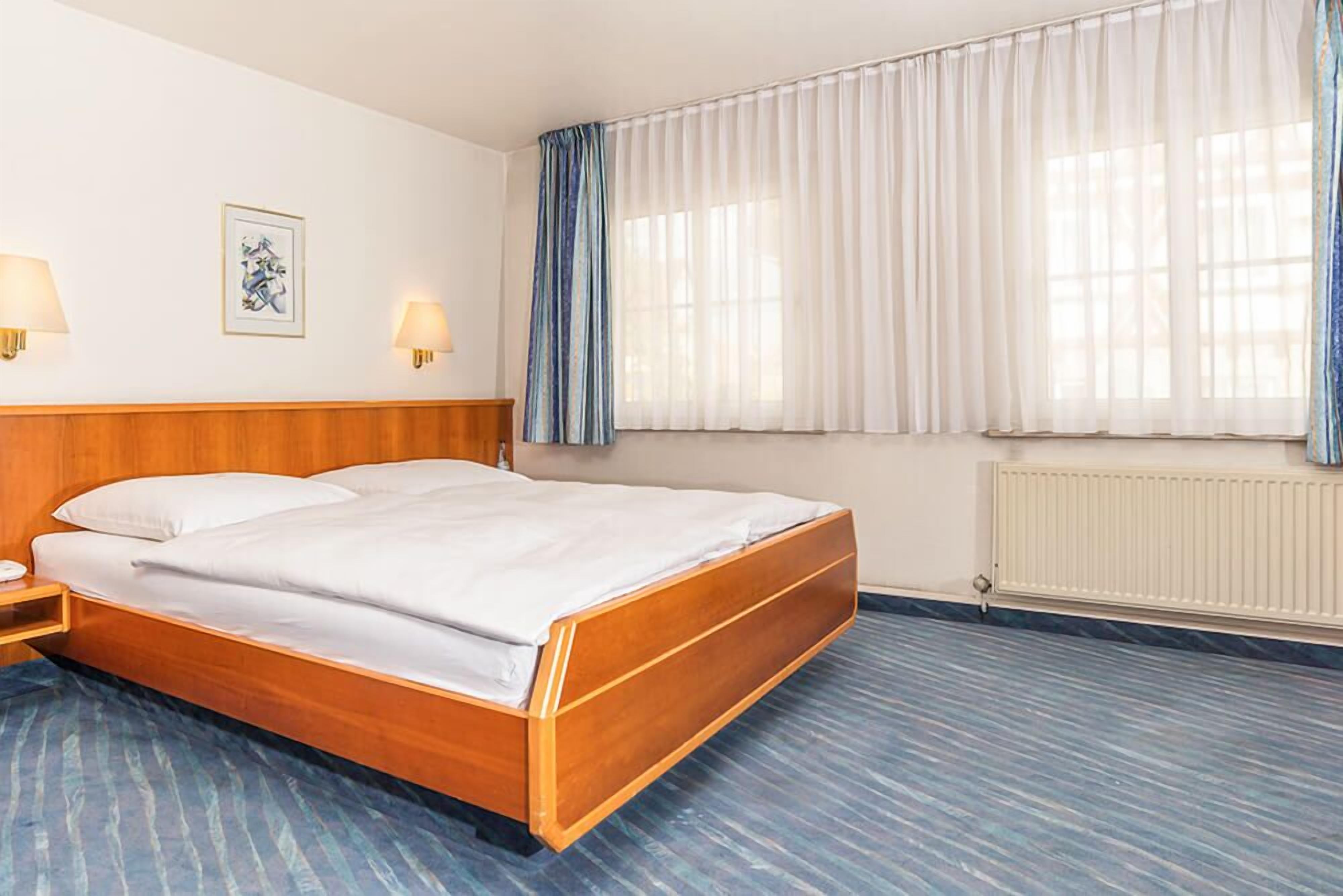 double room | desk, soundproofing, free wifi, bed sheets