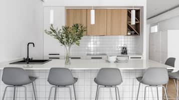 Departamento, 3 habitaciones | Área de sala de estar | Televisión de pantalla plana de 36 pulgadas con canales por cable