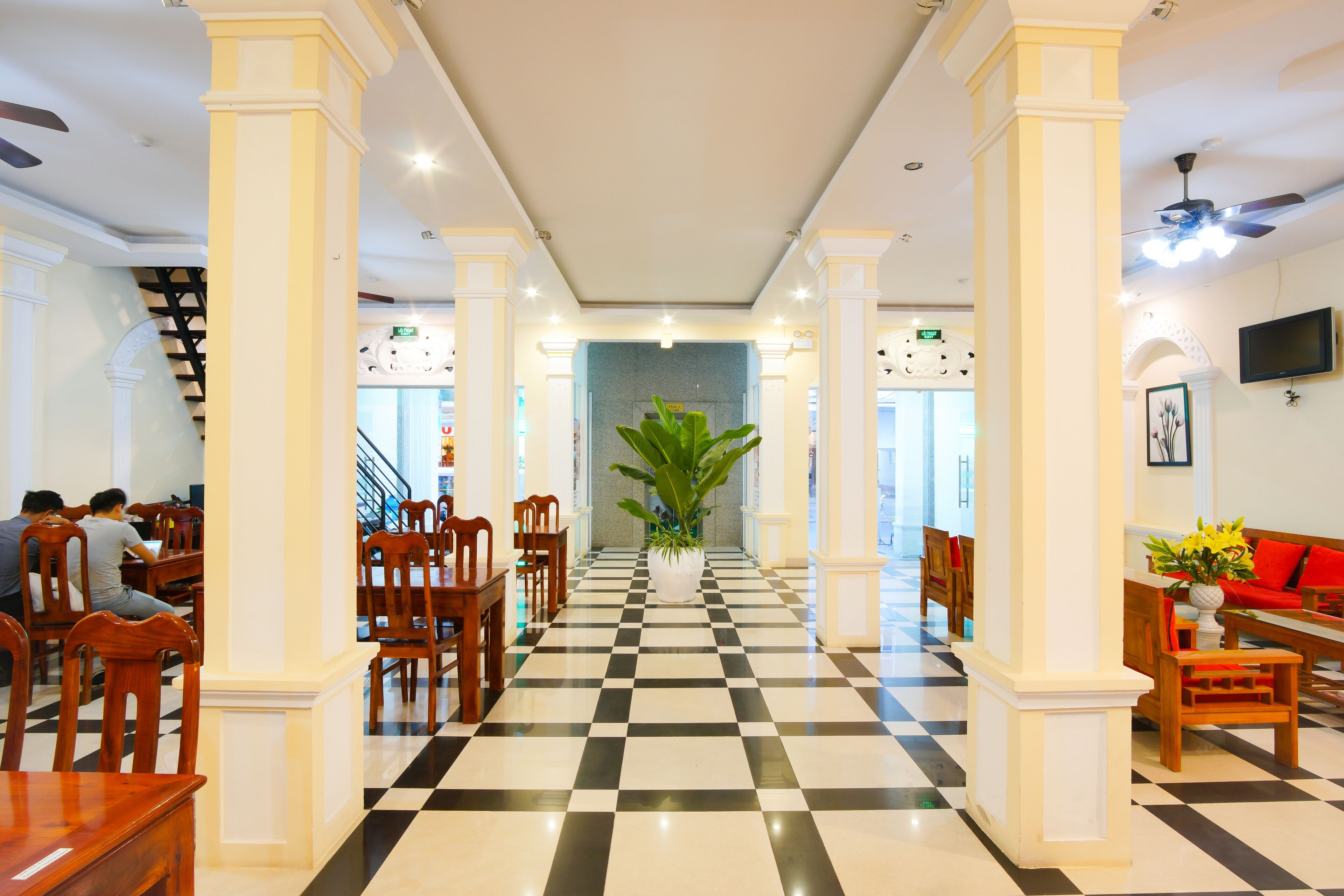 Petit déjeuner, déjeuner et dîner servis sur place