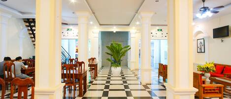 Breakfast, lunch and dinner served