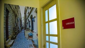 Sistema de insonorización, tabla de planchar con plancha y wifi gratis