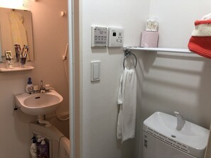 アパートメント | バスルーム | シャワー付き浴槽、深めの浴槽、バスアメニティ (無料)、ヘアドライヤー