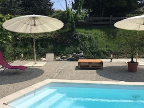 Seasonal outdoor pool, pool umbrellas, pool loungers - Chambres d'Hôtes Les Palettes (Salavas)