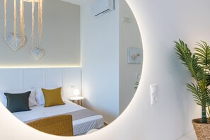 Superior Studio | Meja, langsir/tirai gelap terus, seterika/papan seterika, cadar katil