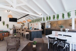 Desayuno buffet diario (EUR 10 por persona)