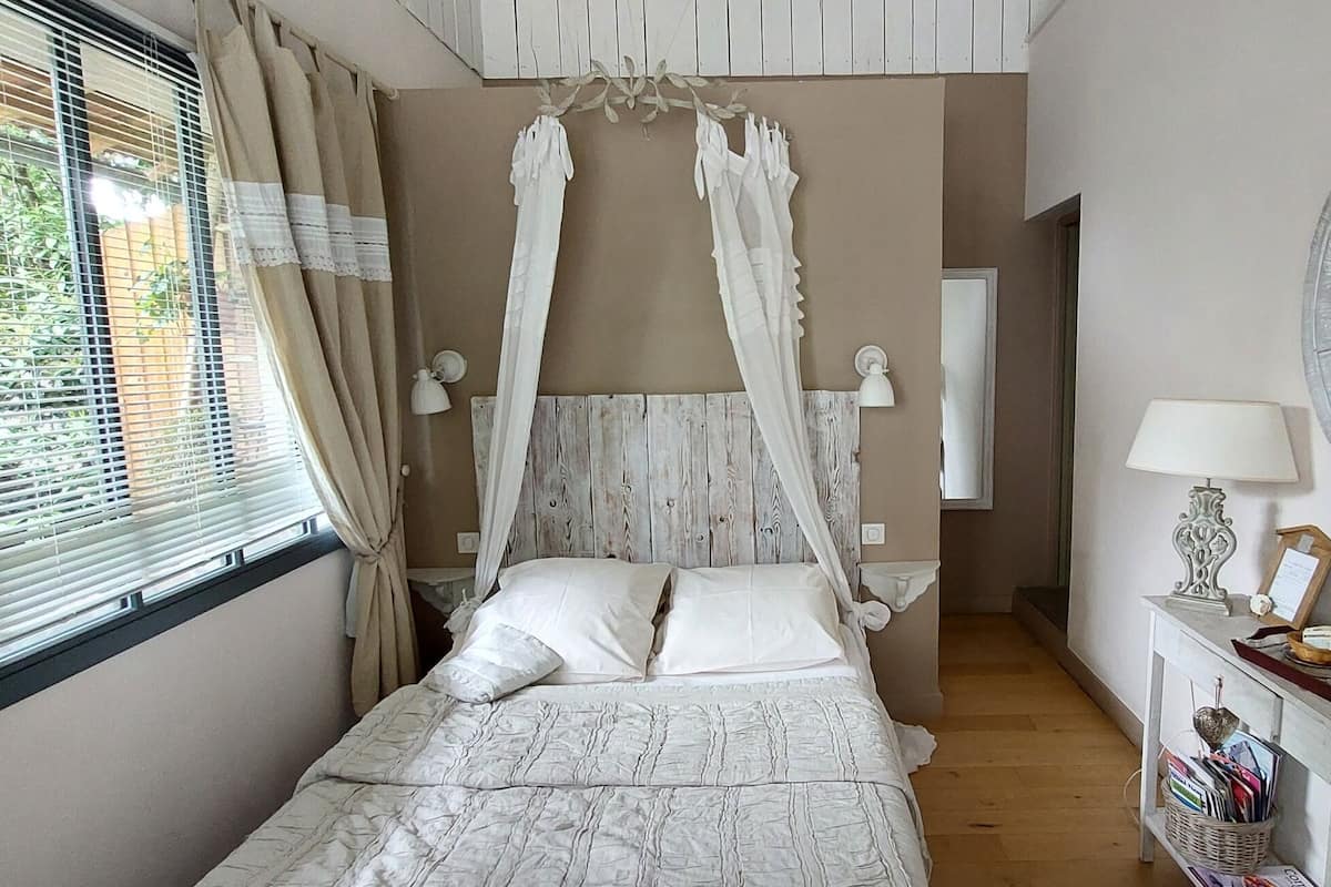 Chambre Double, salle de bains attenante, vue jardin (PĂąquerettes)