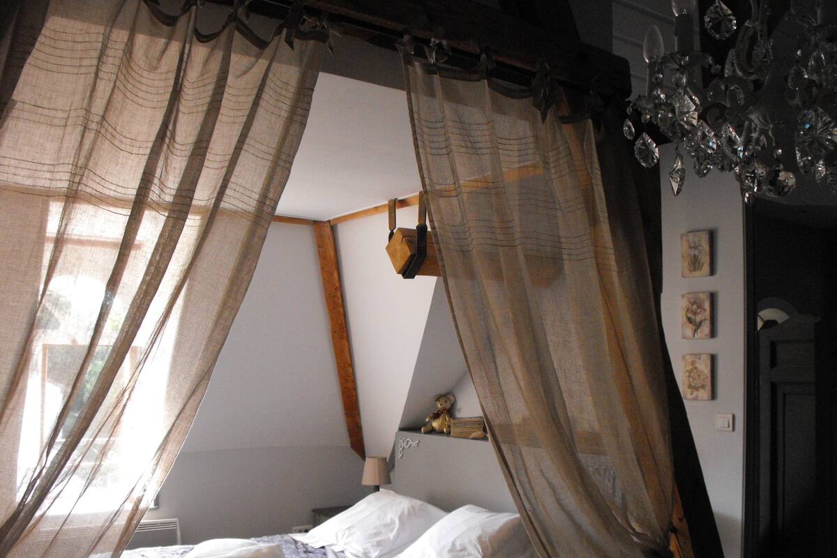 Suite, salle de bains attenante, vue jardin (Mésanges)