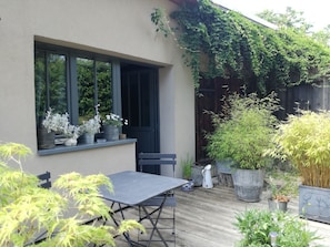 Superior Double Room, Ensuite, Garden View (Tourterelle) | Terrace/patio - Chambres D'hôtes la Maison de Juliette (Valentigney)