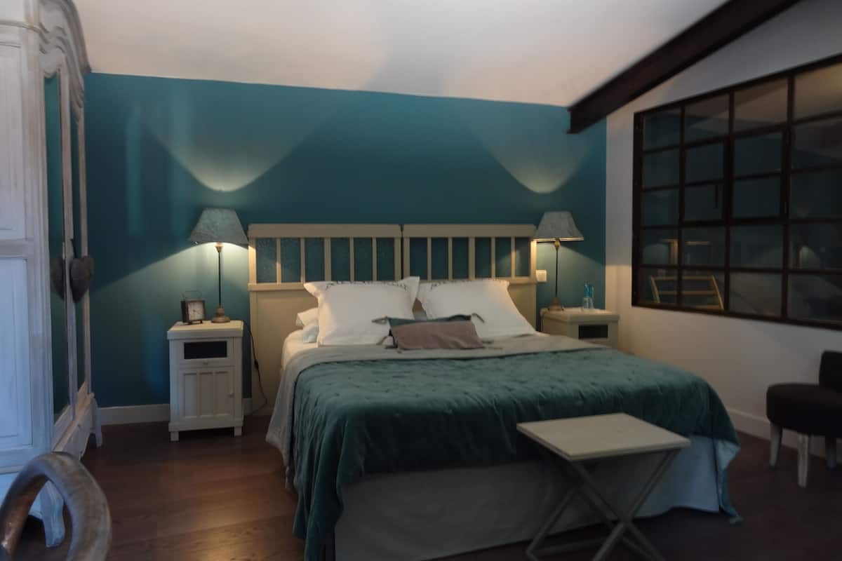 Chambre Double Supérieure, salle de bains attenante, vue jardin (Tourterelle)