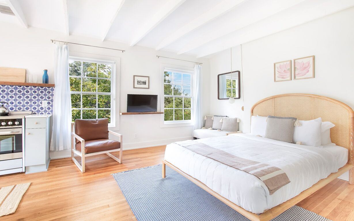 The Park House: Luxury Studio on Square, Walk to Everything by Lucky Savannah