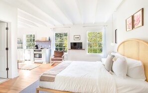 Iron/ironing board, free WiFi, bed sheets - The Park House: Luxury Studio on Square, Walk to Everything by Lucky Savannah (Savannah)