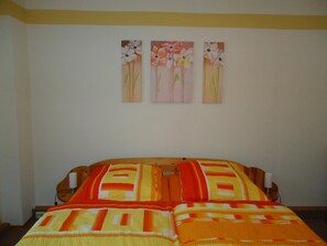 遮光窗帘、免费 WiFi、床单