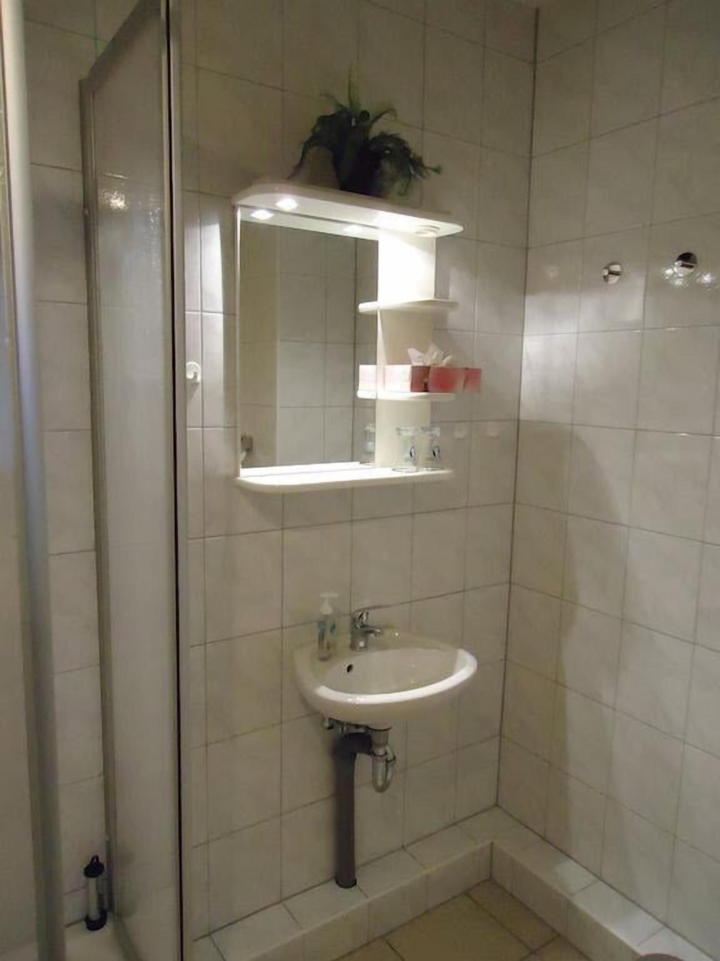 Single Room, 1 Twin Bed, Non Smoking | Bathroom | Shower, hair dryer, towels