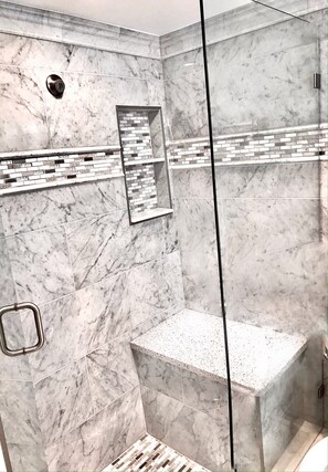 Combined shower/bathtub, hair dryer, towels