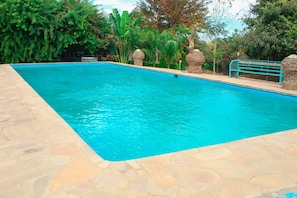 Una piscina al aire libre