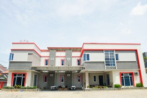 Vista frontal de la propiedad