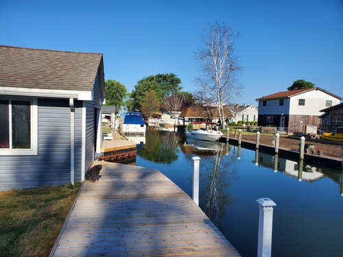 Water front house 2min to lake  guest suite