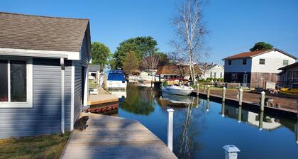 Water front house 2min to lake guest suite