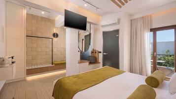 Superior Studio Suite, Balcony | Premium bedding, in-room safe, blackout drapes, soundproofing