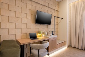 Deluxe Studio Suite | Living area | 42-inch Smart TV with satellite channels, TV, Netflix - Agave Suites (Chania)