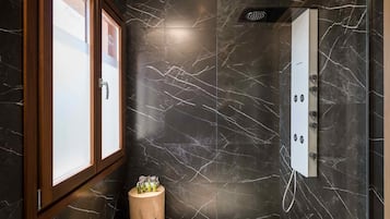 Dusche, kostenlose Toilettenartikel, Haartrockner, Bademäntel