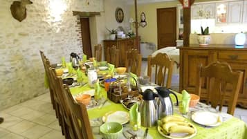 Cafetera y tetera, tetera eléctrica, periquera y artículos de limpieza