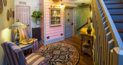 ON THE MARKET - CHARMING STUDIO IN THE HEART OF HISTORIC DOWNTOWN!