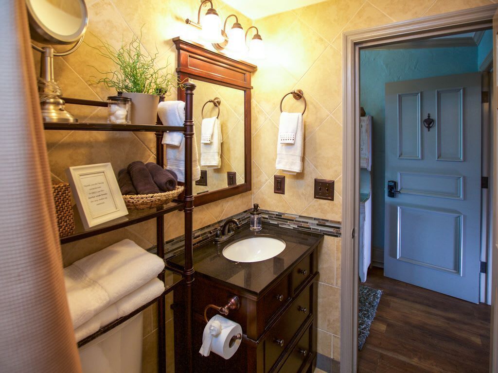 Chuveiro, secador de cabelo, toalhas de banho, shampoo