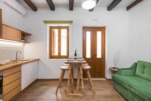 Evlimeni Suites (Ground Floor) | 객실 내 식사 공간