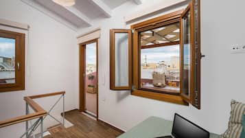 Evlimeni Suites (1st Floor) | Área de sala de estar | Smart TV de 26 pulgadas con canales vía satélite, televisión y Netflix