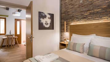 Deluxe appartement | Woonruimte | Een 26-inch smart-tv met satellietzenders, televisie en Netflix