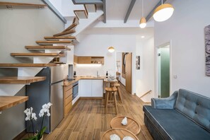 Superior kamer | Woonruimte | Een 26-inch smart-tv met satellietzenders, televisie en Netflix