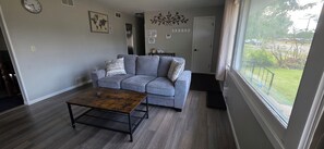 Älytelevisio, pöytäjalkapallopöytä, kirjoja