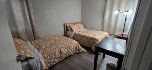 3 slaapkamers, een strijkplank/strijkijzer, gratis wifi, beddengoed