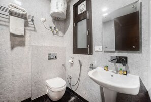 Habitació Deluxe, 1 llit doble, no fumadors, vistes a la ciutat | Bany | Dutxa, capçal de dutxa tipus cascada i articles de tocador gratuïts 