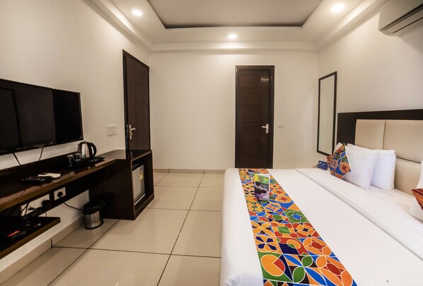 Deluxe Room, 1 Double Bed, Non Smoking, City View | Premium bedding, pillowtop beds, rollaway beds (surcharge), WiFi (free)
