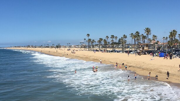 On the beach - Oceanfront Boardwalk property, Newly remodeled Large patio, Steps to the sand. (Newport Beach)