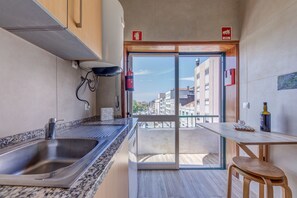 Comfort-huone, 1 makuuhuone, jokinäköala | Yksityinen keittiö | Jääkaappi, mikroaaltouuni, liesi, espressokone