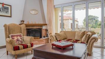 Apartment | Living area | Flat-screen TV