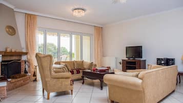 Apartment | Living room | Flat-screen TV