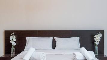 Apartment | Bathroom | Shower, rainfall showerhead, towels