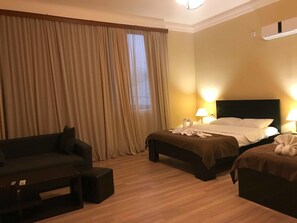 Comfort Triple Room, Multiple Beds, Non Smoking, Mountain View | Free WiFi, bed sheets
