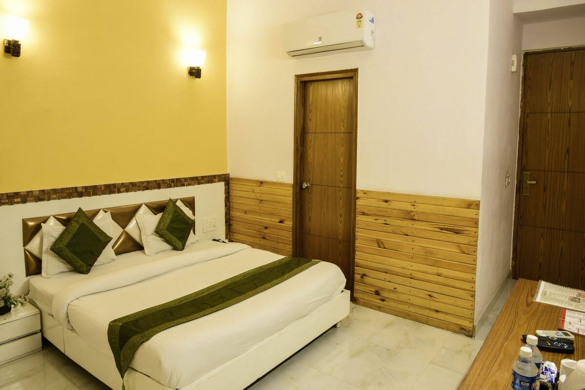 Habitación estándar, 1 cama King size | Tabla de planchar con plancha, camas extra, wifi gratis y ropa de cama