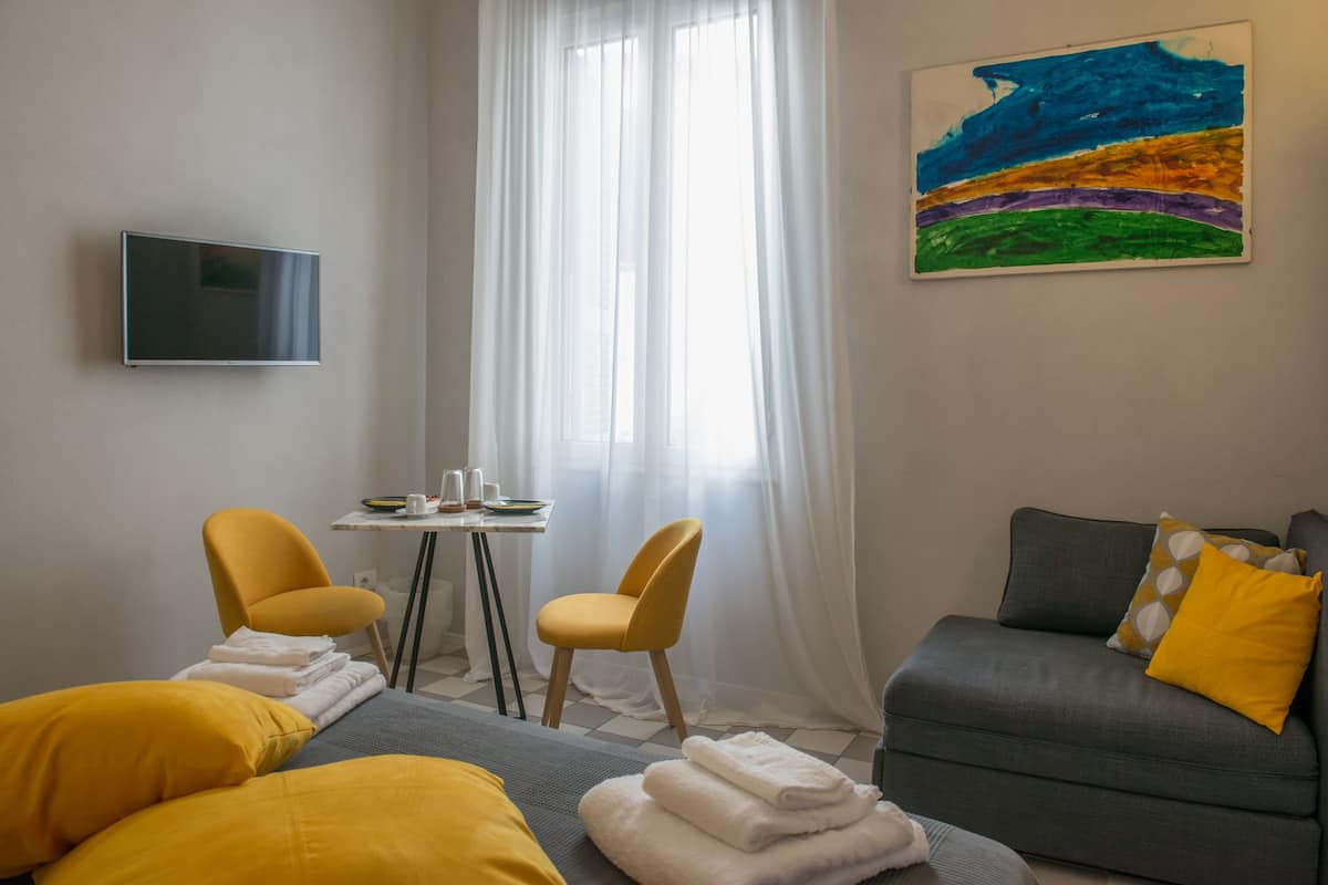 Deluxe Double Room (Yellow)