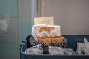 Douche, sèche-cheveux, chaussons, bidet